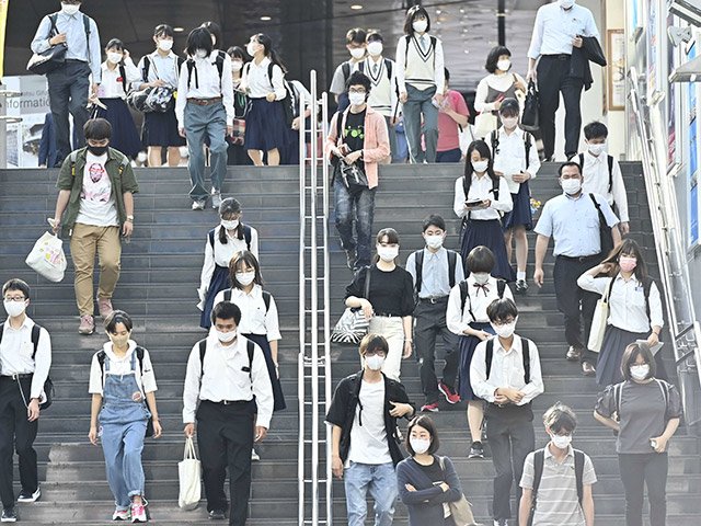 まん延防止等重点措置の延長初日、マスク姿で歩く人たち＝１日午前７時１４分、岐阜市神田町、名鉄岐阜駅
