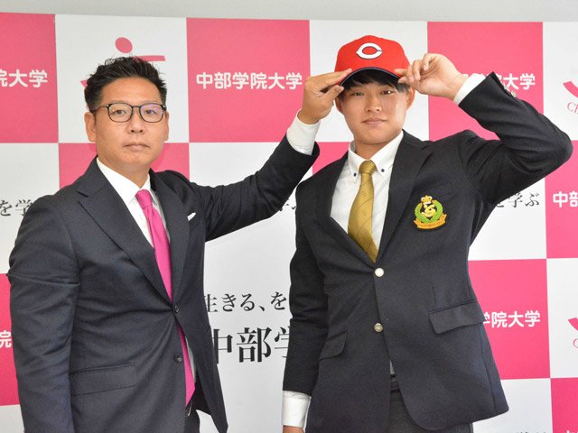松本有史スカウトから指名あいさつを受ける坂田怜（右）＝中部学院大