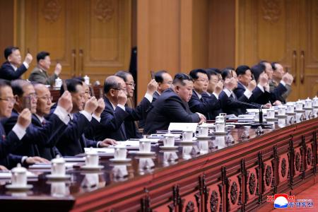 　最高人民会議に臨む北朝鮮の金正恩朝鮮労働党総書記（中央）＝２２日、平壌（朝鮮中央通信＝共同）