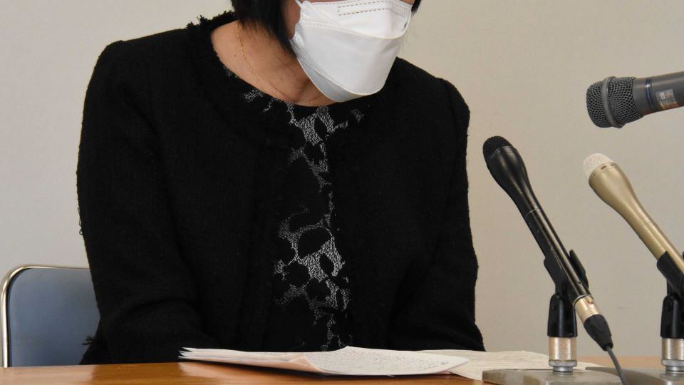 オレオレ詐欺で現金１５０万円をだまし取られた女性。「どうしてもという時のための大切なお金だった。同じ目に遭う人を出したくない」と体験を語った＝２月、岐阜県警本部