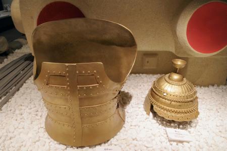 　明治初期に堺市の大山古墳で見つかった甲冑の復元品（堺市博物館提供）