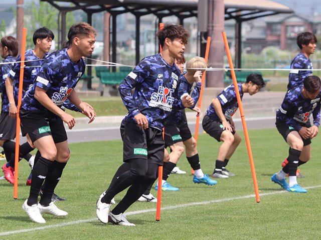 富山戦に向け調整するＦＣ岐阜の選手たち＝岐阜市内（ＦＣ岐阜提供）