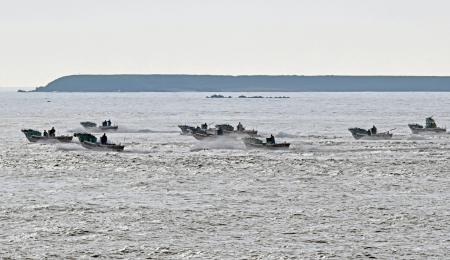 　北方領土の貝殻島周辺でコンブ漁が始まり、一斉に出漁する漁船＝３日午前、北海道根室市