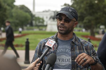 　６日、米ワシントンで記者団に話す極右組織の元リーダー、エンリケ・タリオ氏（ゲッティ＝共同）