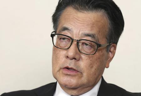 　インタビューに応じる岡田克也元外相