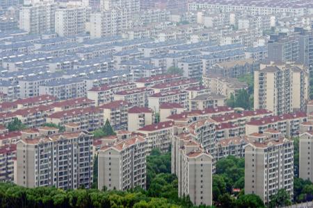 　中国上海市内に立ち並ぶ住宅＝５月（共同）