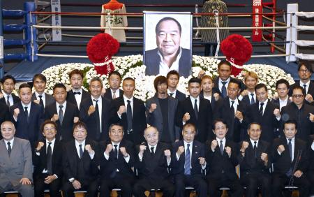 　ガッツ石松さんのお別れの会で、そろってポーズをとるボクシング関係者ら＝２日、東京都文京区の後楽園ホール
