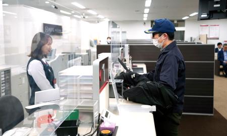 　三菱ＵＦＪ銀行大森支店の行員を対象に行われた強盗対処訓練＝１３日午後、東京都大田区