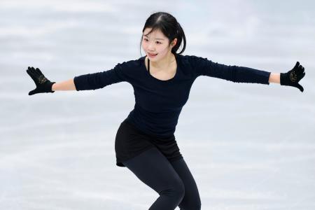 　公式練習で調整するフィギュアスケート女子の中井亜美＝１４日、イタリア・ミラノ（共同）