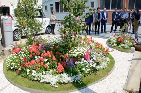　花が植えられた、能登半島地震で被災した建物の解体跡地＝３０日午前、石川県七尾市
