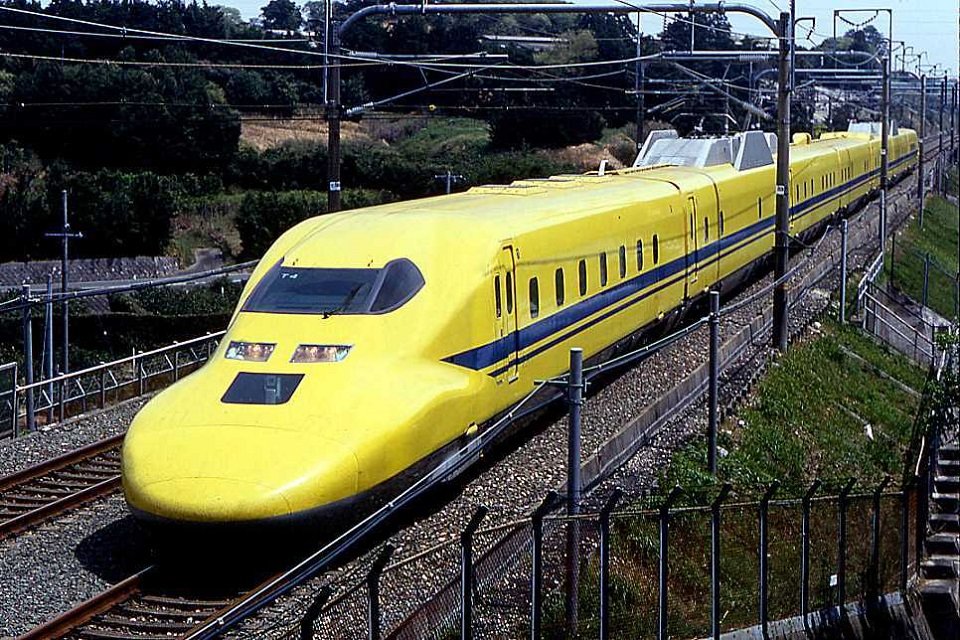 乗客を乗せて走る特別商品が販売されるドクターイエロー（ＪＲ東海提供）