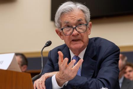 　米議会下院金融委員会の公聴会で話すＦＲＢのパウエル議長＝２４日、ワシントン（ＡＰ＝共同）