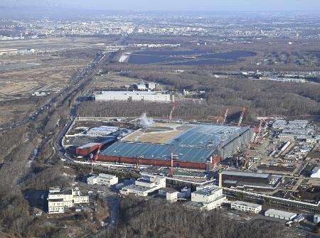 　次世代半導体の国産化を目指すラピダスの工場（手前）。左奥は北海道千歳市の市街地