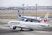 　全日本空輸と日本航空の機体＝２０２２年、羽田空港