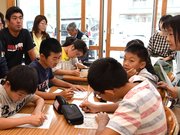 授業参観では５、６年生合同で新聞学習を実践。保護者と一緒に記事を読み、意見交流した＝揖斐郡揖斐川町谷汲名礼、谷汲小