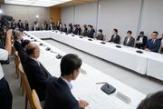 　首相官邸で開かれた月例経済報告等に関する関係閣僚会議＝２９日午後