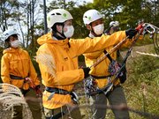 指導員からロープの結び方を教わる隊員＝高山市岩井町、国立乗鞍青少年交流の家