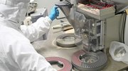 ハードカプセルの充填機。異物混入を防ぐため１部屋１台で使う＝大垣市荒尾町