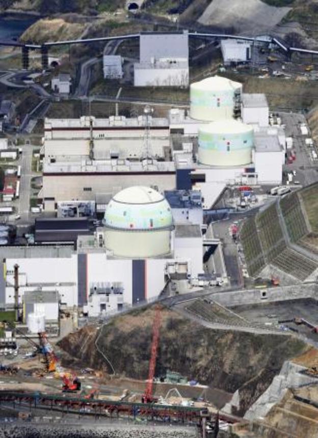 　北海道泊村の北海道電力泊原発（手前から）３号機、２号機、１号機＝４月