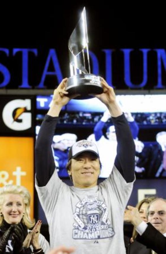 　２００９年１１月、米大リーグのワールドシリーズでＭＶＰに選ばれ、トロフィーを掲げるヤンキースの松井秀喜選手＝ニューヨーク（共同）