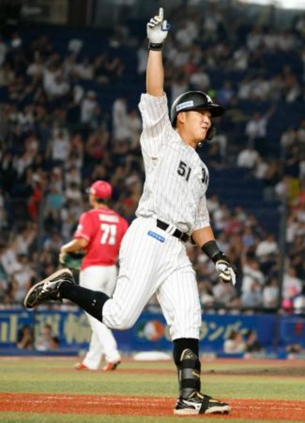 　４回、３ランを放ち、ガッツポーズするロッテ・山口。２０日の試合から４打席連続本塁打とし、パ・リーグ記録に並んだ＝ＺＯＺＯマリン