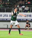 ＦＣ岐阜×福岡＝前半３９分、先制のミドルシュートを決め、ガッツポーズを見せるＦＣ岐阜のＤＦ羽田＝長良川競技場