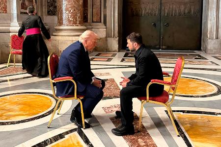 　２６日、バチカンで会談するウクライナのゼレンスキー大統領（右）とトランプ米大統領（ウクライナ大統領府提供・ＡＰ＝共同）
