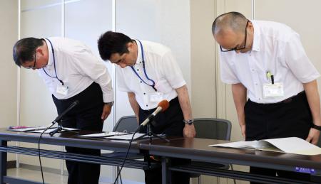 　記者会見で謝罪し、頭を下げる松山市教委の白石秀一事務局長（中央）ら＝２８日午後、松山市役所