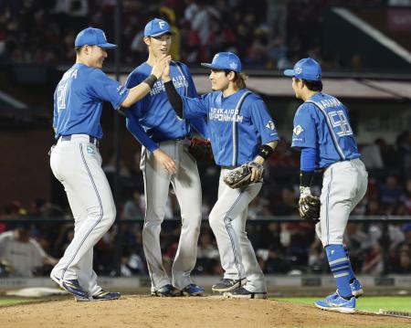 　楽天に勝利し、タッチを交わす清宮幸（左端）ら日本ハムナイン＝楽天モバイルパーク