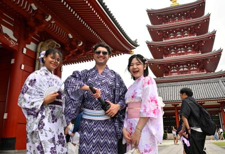 　東京・浅草を観光する外国人客＝１６日午後