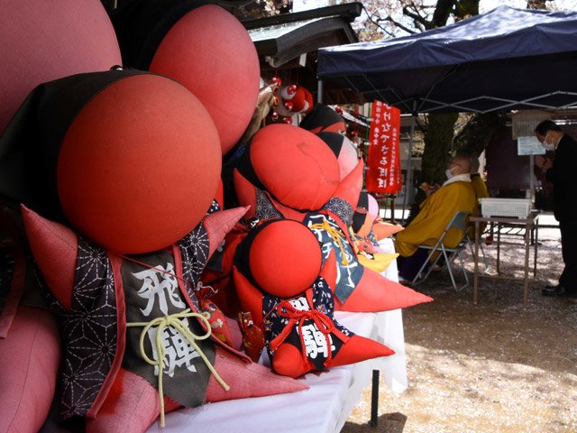 役目を終え供養されるさるぼぼ＝高山市総和町、飛騨国分寺
