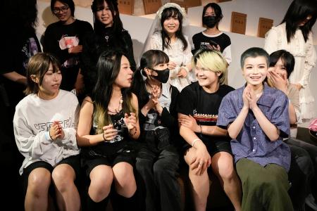 　ファンとの記念撮影に臨む「透明教室とパラレルガール」のメンバー（前列）＝５月、中国湖南省長沙市（共同）