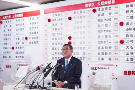 　メディアのインタビューに答える自民党総裁の石破首相＝２０日午後１０時、東京・永田町の党本部