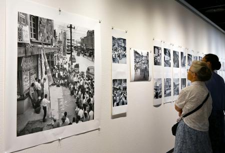 　那覇市民ギャラリーで始まった平和運動家、故阿波根昌鴻さんの写真展＝１７日午前