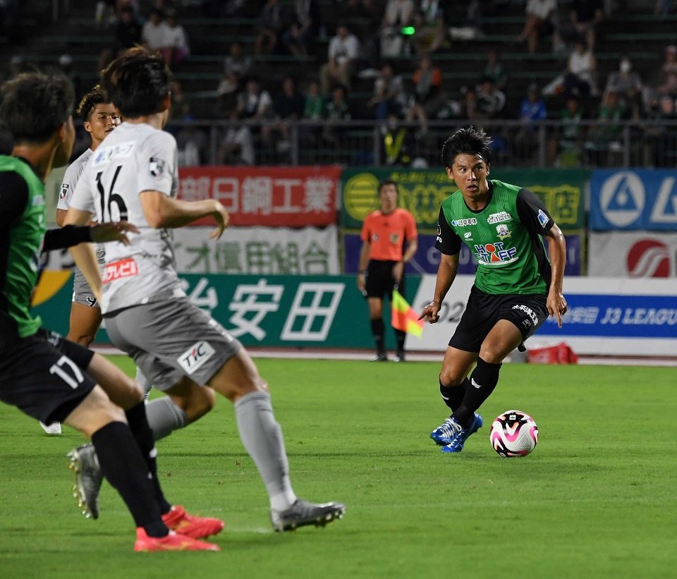 ＦＣ岐阜×鳥取＝攻め込む岐阜のＭＦ荒木（右）＝長良川競技場