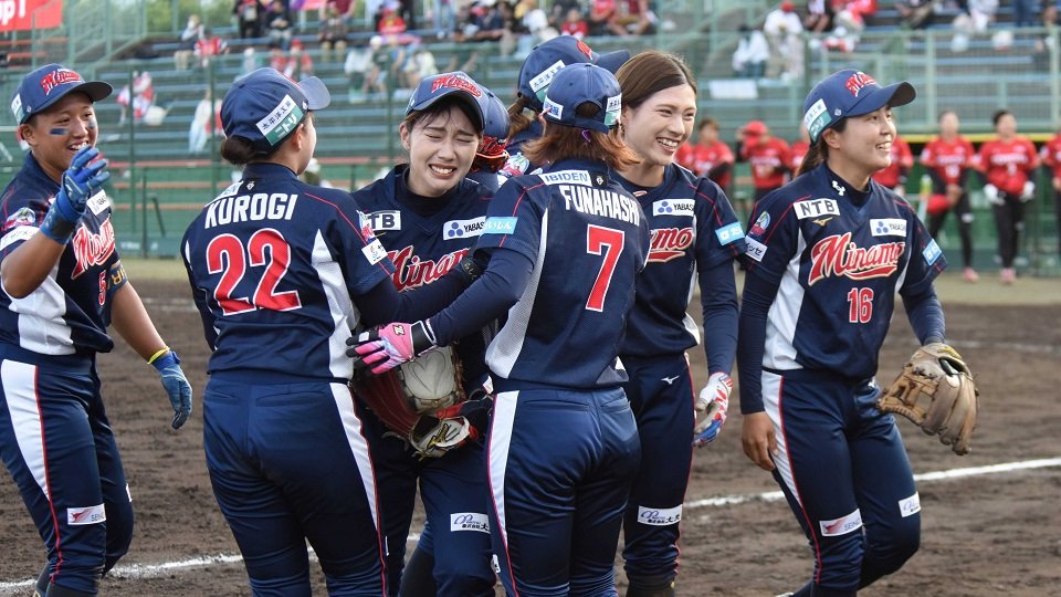 西地区１位のトヨタを破り喜ぶ大垣ミナモの選手たち＝大垣北公園