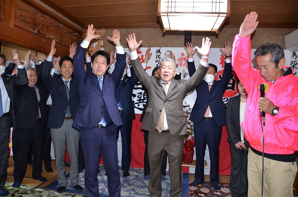 無投票で再選を果たし、万歳三唱する柴山佳也さん（中央）＝加茂郡坂祝町酒倉、選挙事務所