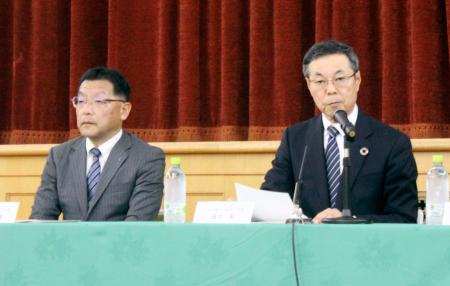 　記者会見するユニチカの藤井実社長（右）とシキボウの尻家正博社長＝２５日午後、大阪市中央区