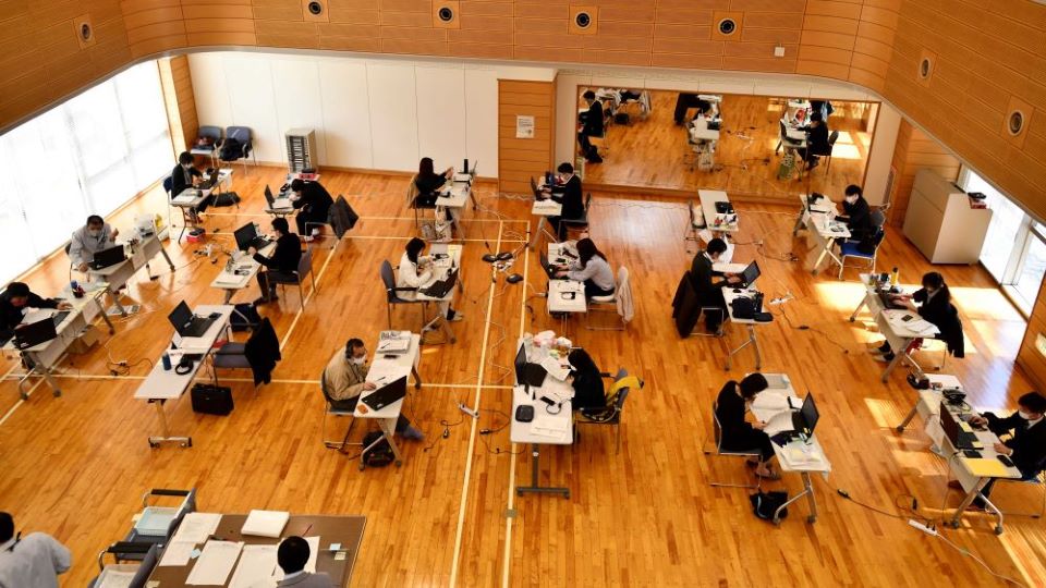 新型コロナウイルスの感染拡大に伴い、対応に追われる職員＝２４日午前、岐阜県各務原市那加不動丘、岐阜保健所