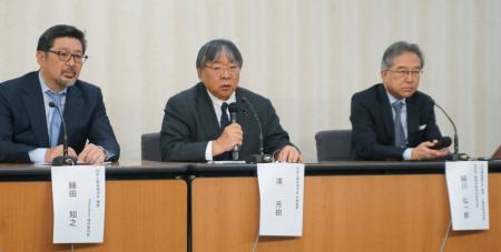 　心臓移植の新基準について記者会見する日本循環器学会理事の絹川弘一郎・富山大教授（右）ら＝２３日午前、厚労省