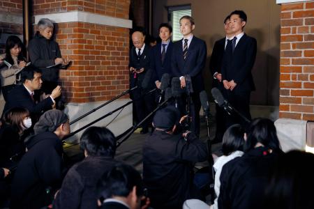 　学校法人同志社の現地調査を終え、取材に応じる文科省の担当者＝２４日夜、京都市