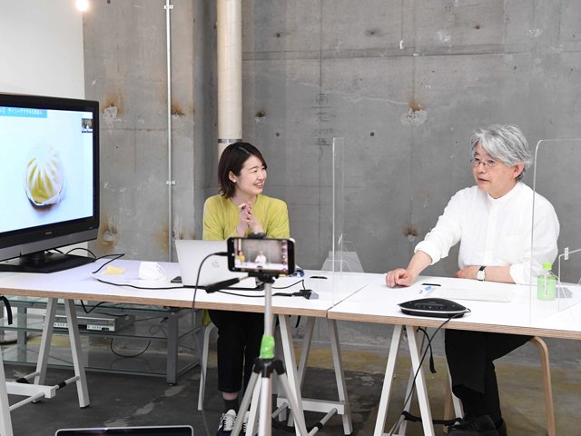 自身のキャリアと思い出の味について語る吉成信夫さん（右）＝岐阜市日ノ出町、ロイヤルビル