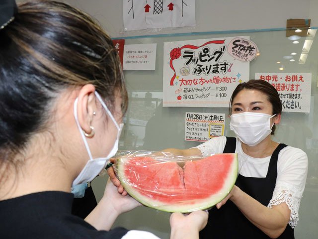 柳ケ瀬商店街での商売に手応えを見せる小山育子さん（右）＝岐阜市神田町、浅野屋