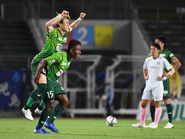 ＦＣ岐阜×鹿児島＝後半４２分にゴールを決め喜ぶ岐阜のＭＦ川西と、ゴールをアシストしたＦＷ町田（１５）＝長良川競技場