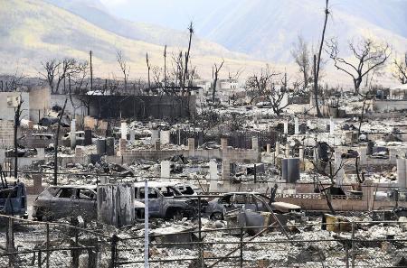 　山火事で大きな被害を受けたアメリカのハワイ・マウイ島の街なみ。世界各地の山火事と地球温暖化との関連が指摘されている＝２０２３年