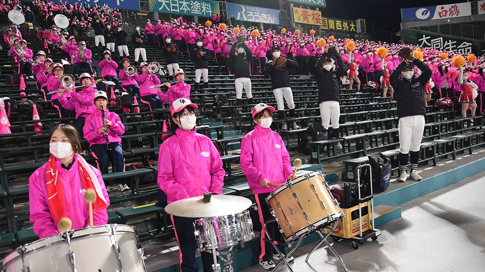 選抜大会では３年ぶりに認められた吹奏楽部の生演奏に合わせて、大垣日大の選手にエールを送る生徒ら＝兵庫県西宮市、甲子園球場