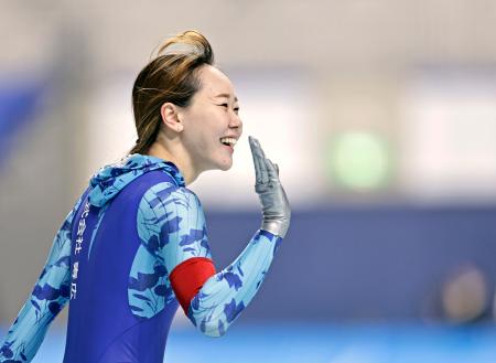 　女子５００メートルで優勝し、笑顔を見せる吉田雪乃＝長野市エムウェーブ