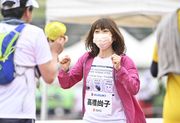 ゴール前でランナーを励ます高橋尚子さん＝岐阜市長良福光、長良川競技場