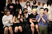 　ファンとの記念撮影に臨む「透明教室とパラレルガール」のメンバー（前列）＝５月、中国湖南省長沙市（共同）