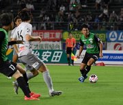 ＦＣ岐阜×鳥取＝攻め込む岐阜のＭＦ荒木（右）＝長良川競技場